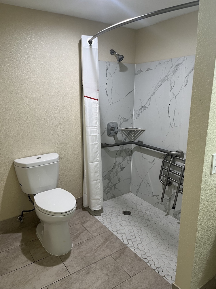 Red Roof Inn Haltom City - photo 11