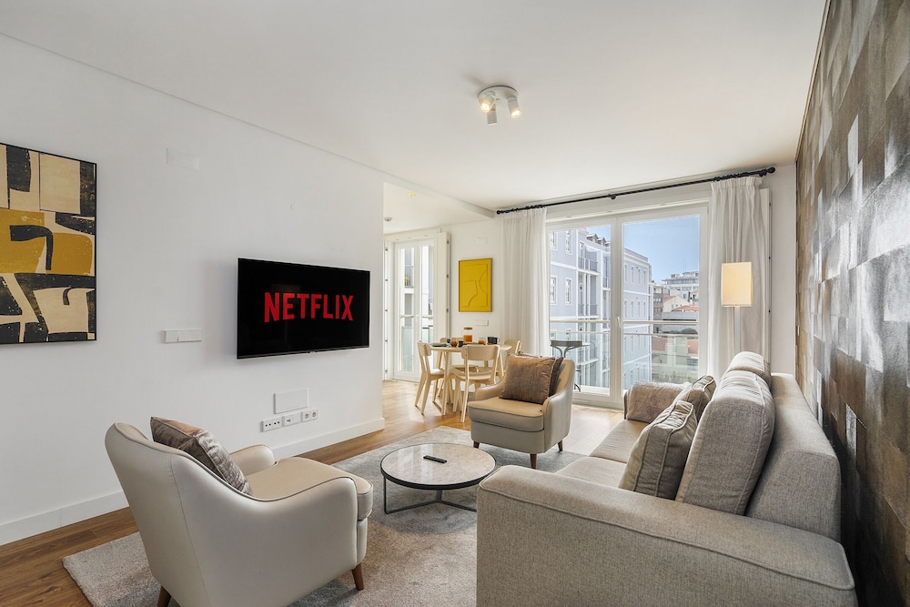 WHome Urban Retreat: Downtown Luxury Parking AC & Elevator — 4-Star Luxury Hotel in Lisbon, Portugal