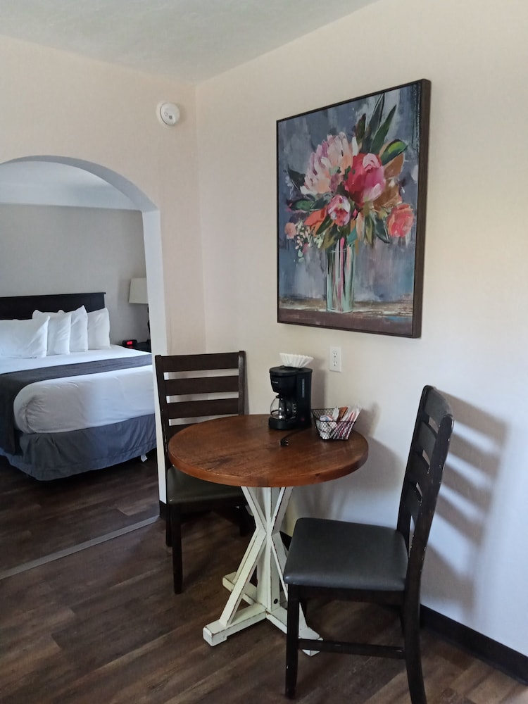 Lamplighter Cabins & Suites - photo 24