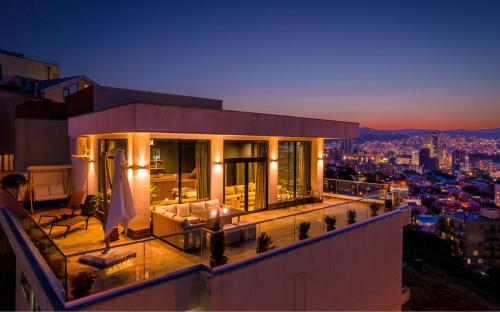 Entire House Cityscape Retreat: The View