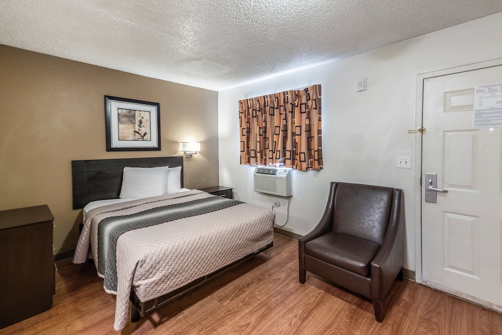HomeTowne Studios by Red Roof Orlando South - photo 12