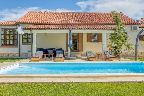 Villa Agatta with Private Pool — 4-Star Luxury Hotel in Fazana, Croatia