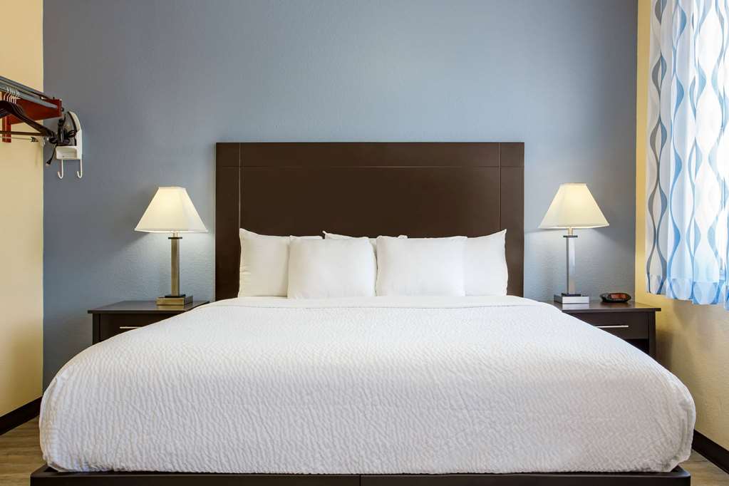 Days Inn & Suites by Wyndham Euless DFW Airport South - photo 55