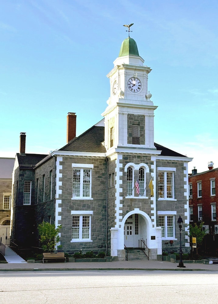 The Abner Hotel — hotel in Litchfield