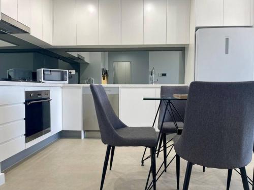 Cosy Stays 1 Bedroom Apartment Rosebery Parking & Balcony Sydney Escape — 4-Star Luxury Hotel in Sydney, Australia