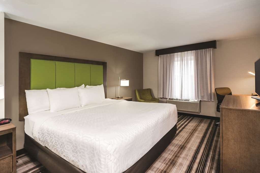 La Quinta Inn & Suites by Wyndham Brooklyn Central - photo 19