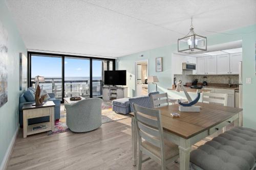 Beach and Pool Views Family Condo in Golden Sands — 4-Star Luxury Hotel in Ocean City, United States