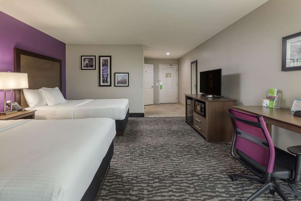 La Quinta Inn & Suites by Wyndham Visalia Sequoia Gateway - photo 25