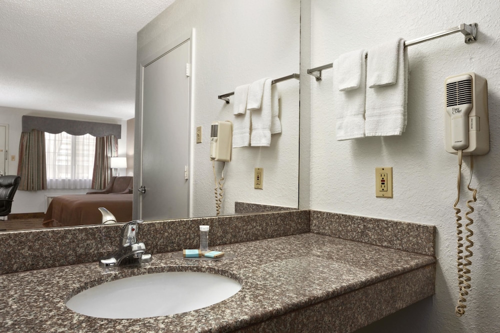Travelodge by Wyndham Killeen Fort Hood - photo 17