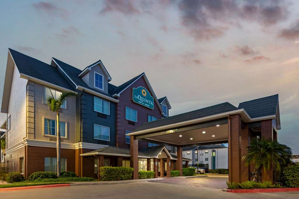 La Quinta Inn & Suites by Wyndham Pharr North McAllen - photo 3