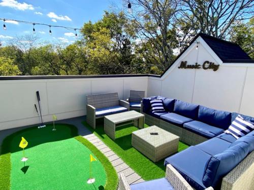 East Nashville Townhome 5min to Grand Ole Opry Rooftop Deck Grill TV and Golf in Nashville, United States