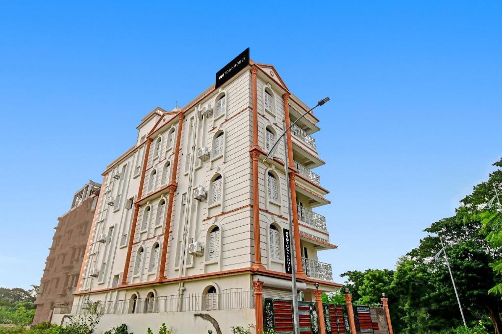Goroomgo Jheel Mahal New Town West Bengal — Barasat