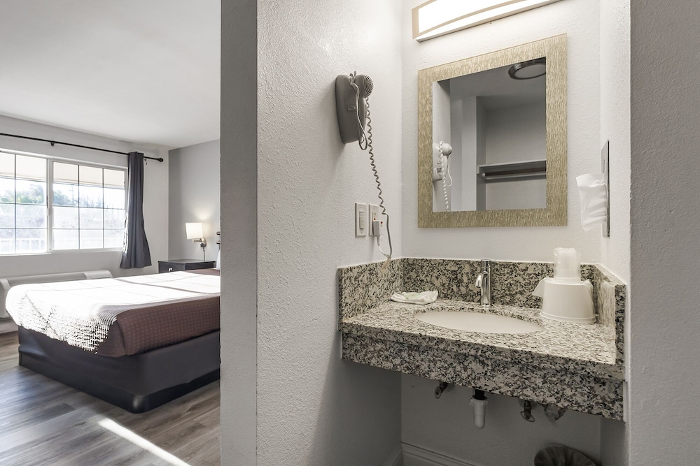 Grace Light Inn - photo 17