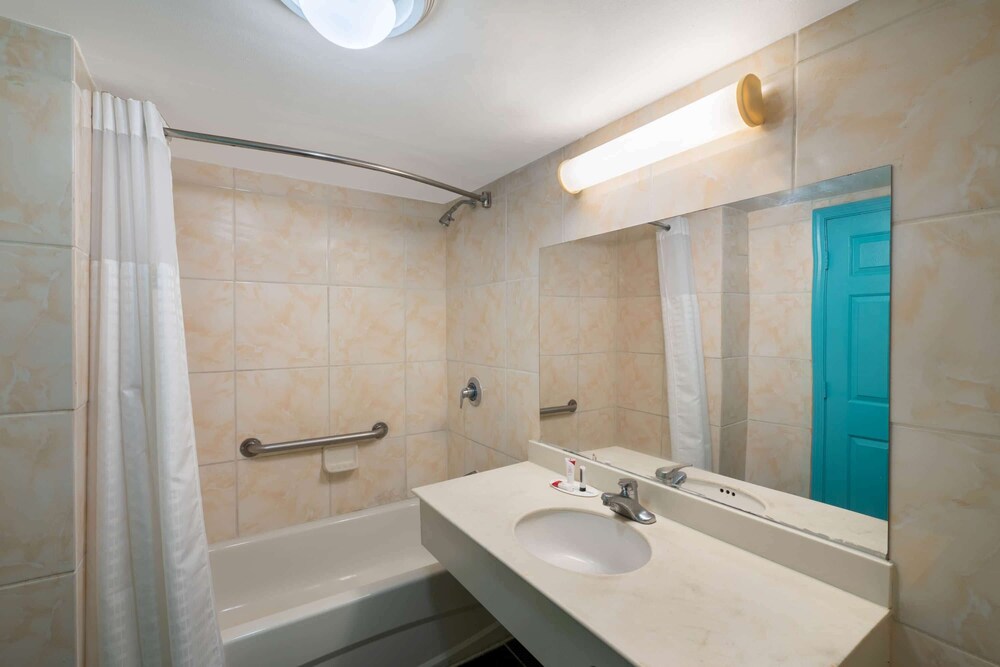 Howard Johnson by Wyndham Atlanta College Park - photo 15