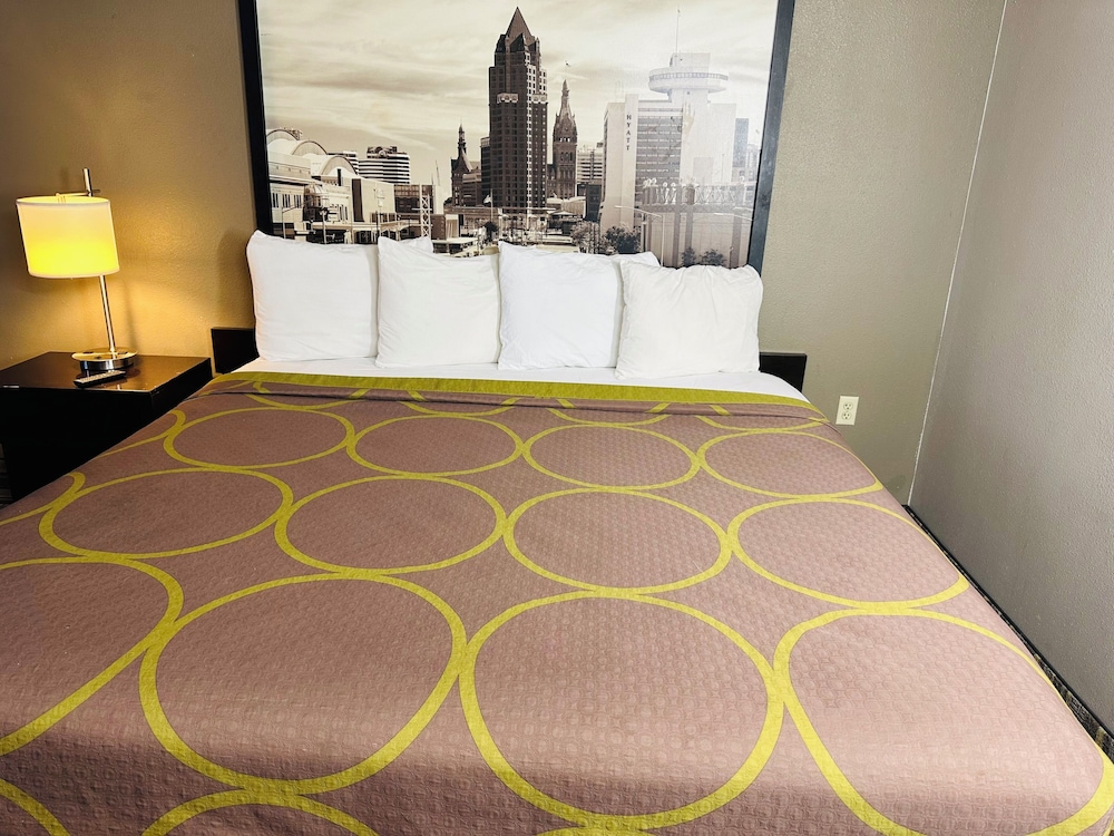 Delavan Inn and Suites - photo 13