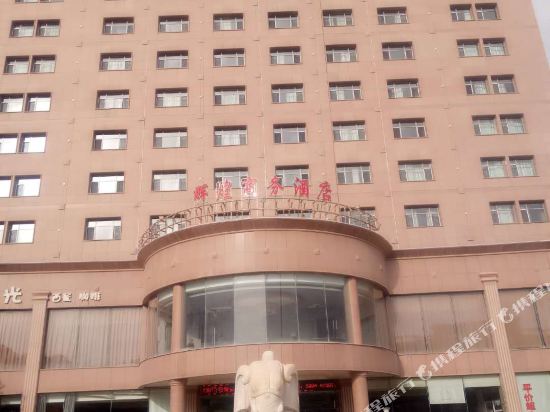 Huihuang Business Hotel — hotel in Luntai