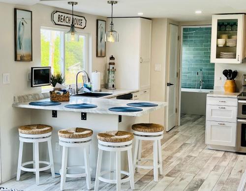 Seaside Serenity Cottage — 4-Star Luxury Hotel in Shelburne, Canada