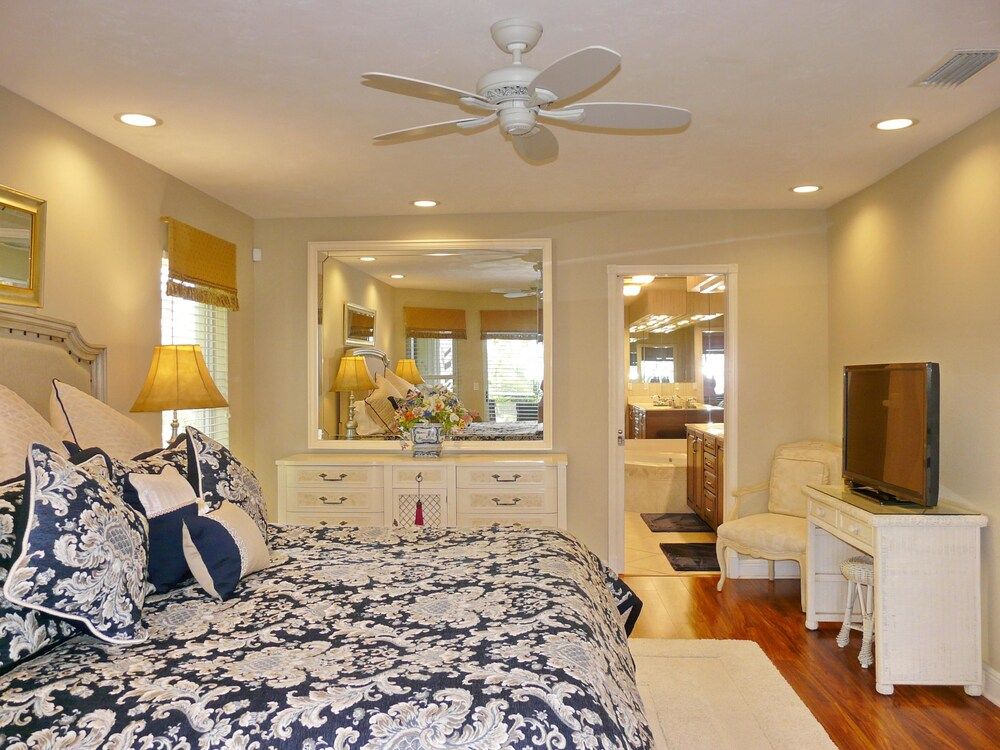 910 Olive Court — 4-Star Luxury Hotel in Marco Island, United States
