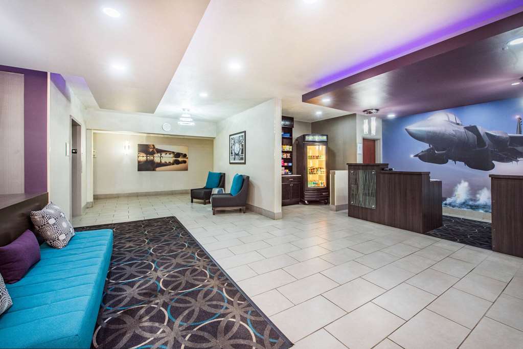 La Quinta Inn & Suites by Wyndham Fairborn Wright Patterson - photo 6