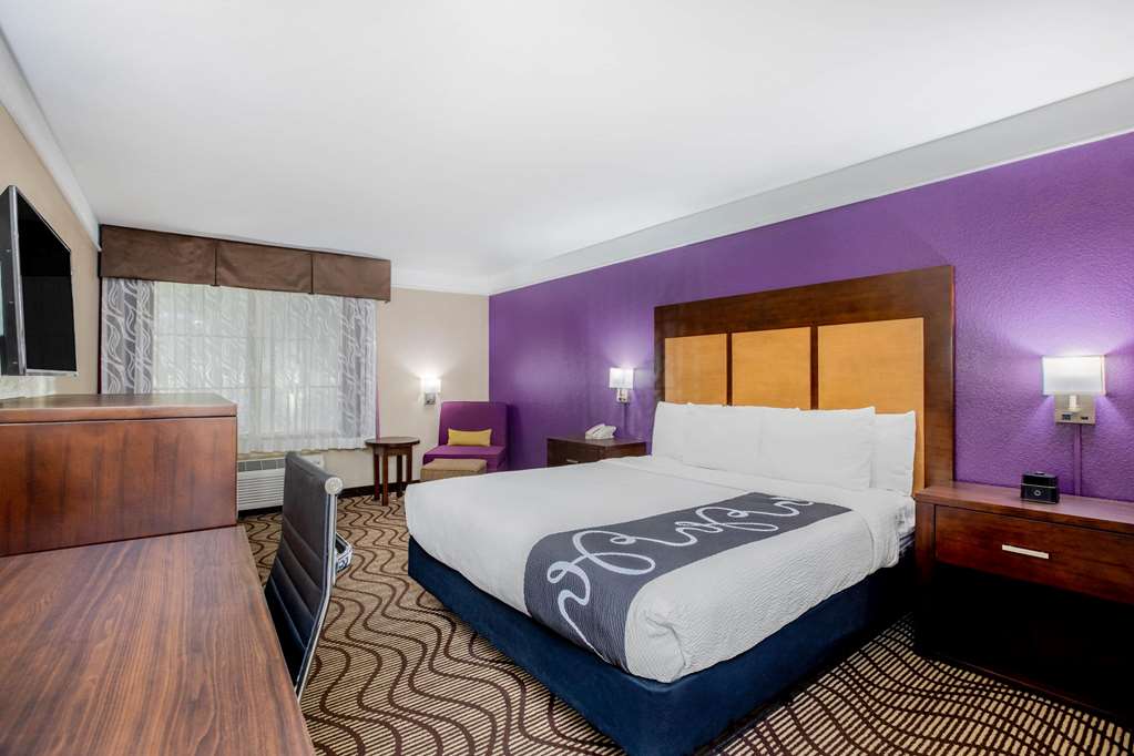 La Quinta Inn & Suites by Wyndham Hesperia Victorville - photo 20