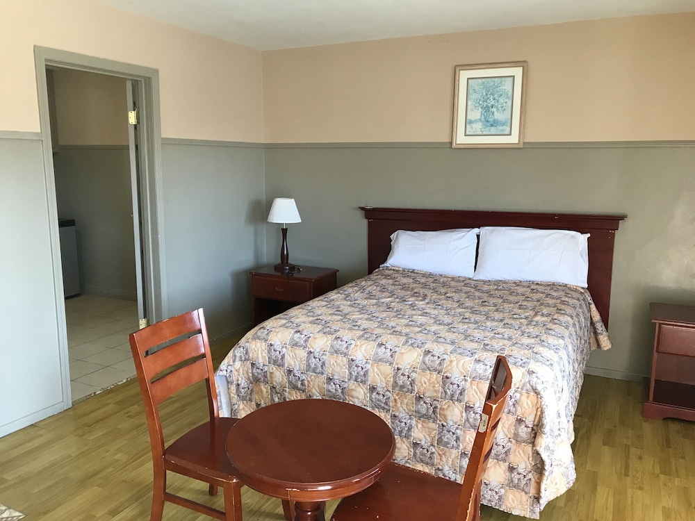 Sunshine Village Motel — Santa Ana