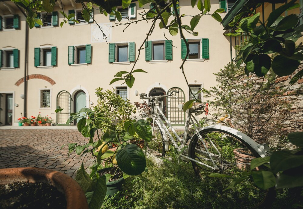 A Casa di Tom — 4-Star Luxury Hotel in Sant'ambrogio Di Valpollicella, Italy