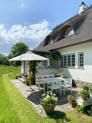 Thatched Idyll Close To The Sea In Liseleje — hotel in Liseleje
