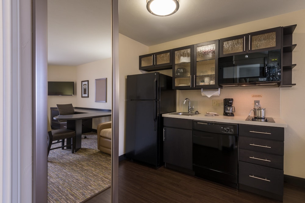 Candlewood Suites Midwest City by IHG - photo 21