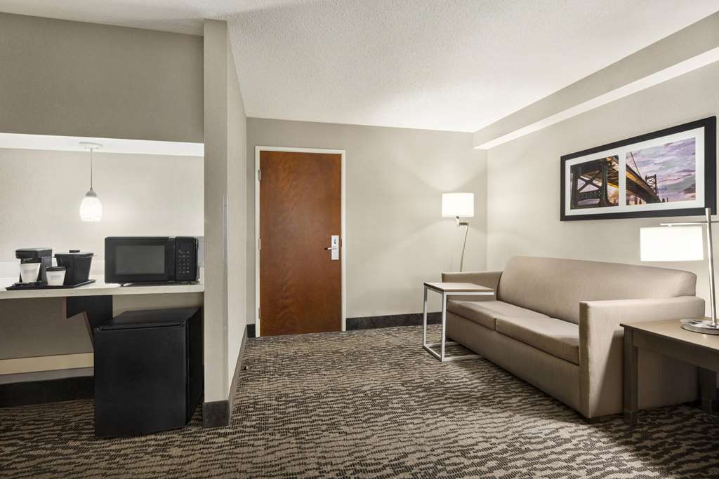 La Quinta Inn & Suites by Wyndham Newark Elkton - photo 19