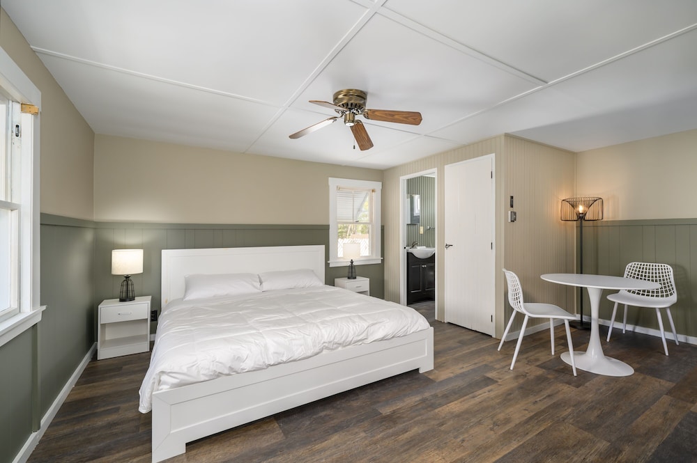 The Beaches Motel & Cottages - photo 6