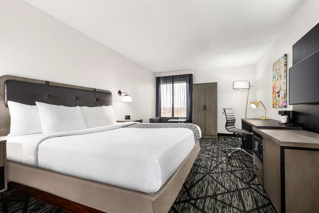 La Quinta Inn & Suites by Wyndham Cleveland Airport West - photo 18