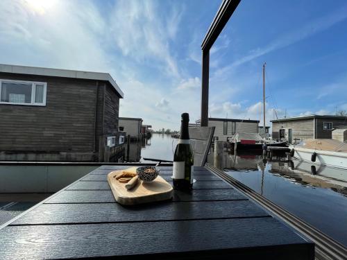 Poellodge XL houseboat met whirlpool en sauna — 4-Star Luxury Hotel in Aalsmeer, Netherlands
