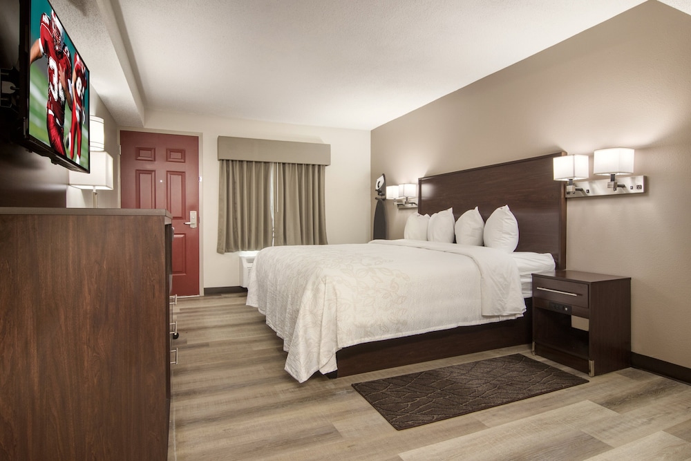 Red Roof Inn Plus & Suites Erie - photo 12