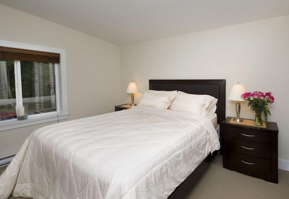 Qualicum Landing - carbon neutral hotel in Nanaimo