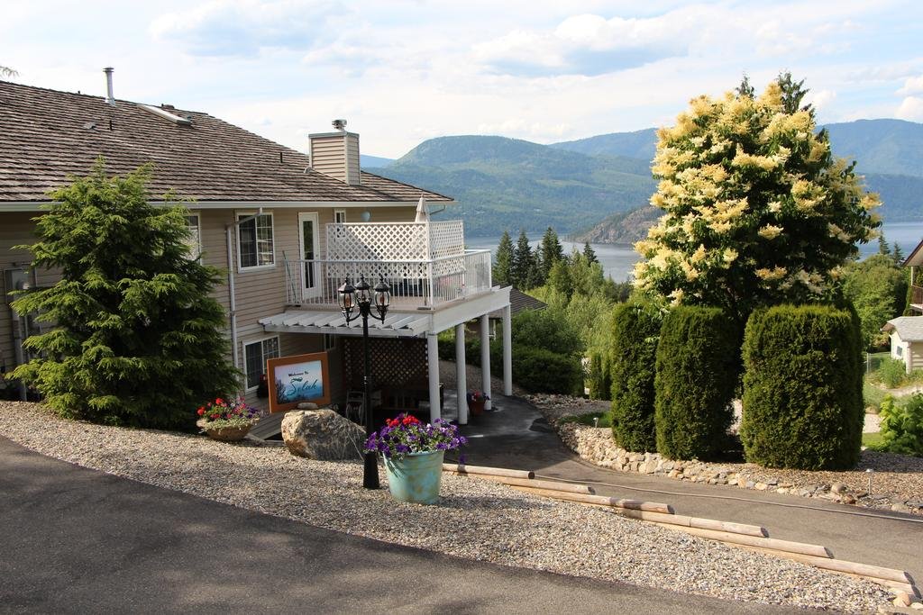 Selah Retreat Guesthouse B&B — 4-Star Luxury Hotel in Salmon Arm, Canada