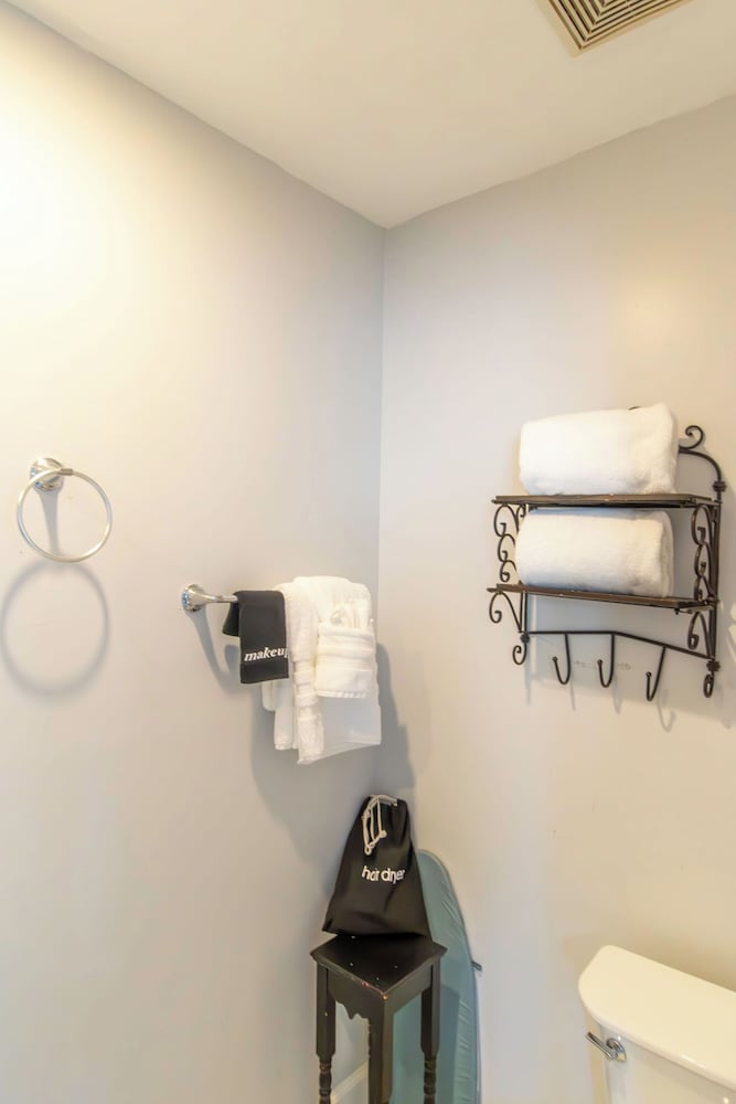 Inn on Charlotte Boutique Hotel - photo 30