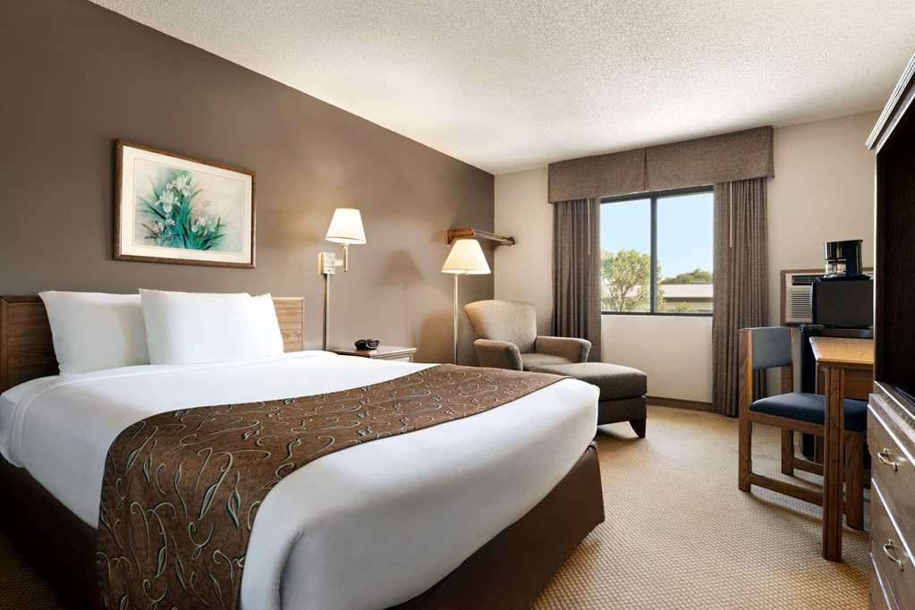 Super 8 by Wyndham Lincoln North - photo 16