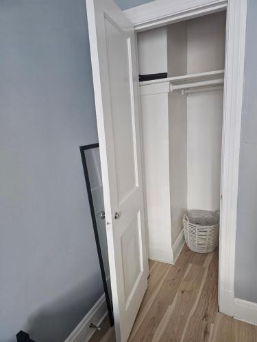 Small cozy room shared bathroom in Baltimore, United States