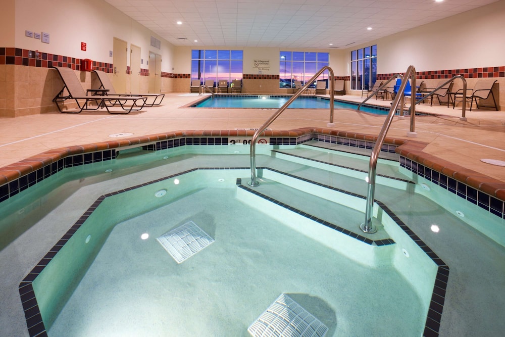 Hampton Inn & Suites Minot Airport - photo 21