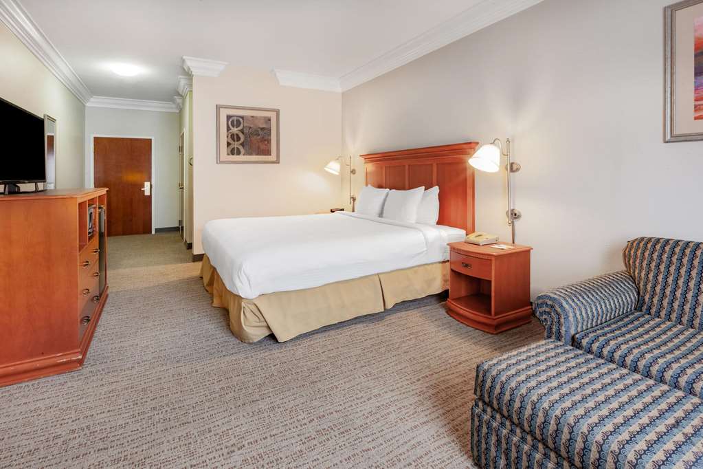 Days Inn by Wyndham Altavista - photo 30