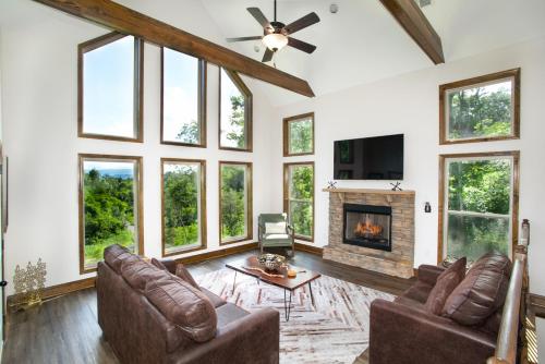 Smokeys Summit Epic View Hot Tub Fireplace — 4-Star Luxury Hotel in Sevierville, United States