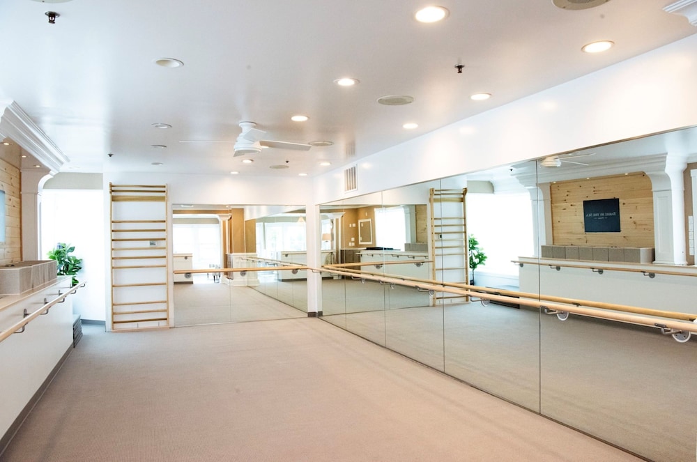 Majestic Inn & Spa - photo 4