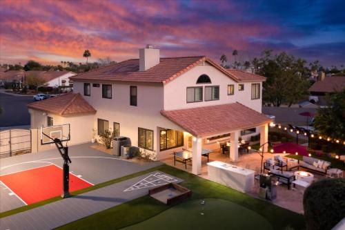 Epic Family Home Pool Slide Putt Putt Theatre Room — 4-Star Luxury Hotel in Phoenix, United States