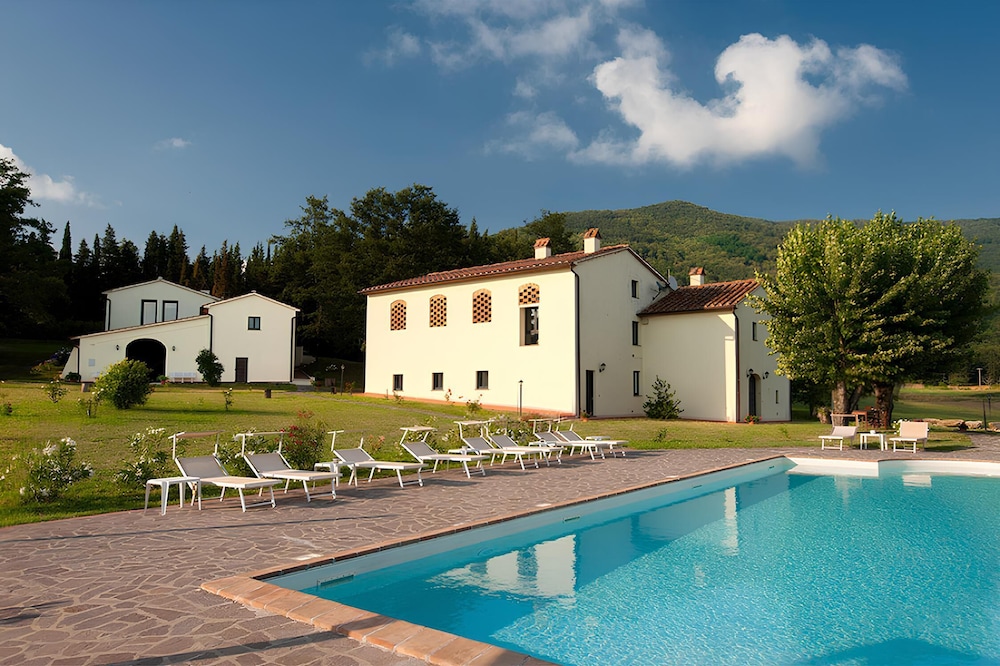 Fattoria Javello Agriturismo la Casaccia — 4-Star Luxury Hotel in Montemurlo, Italy