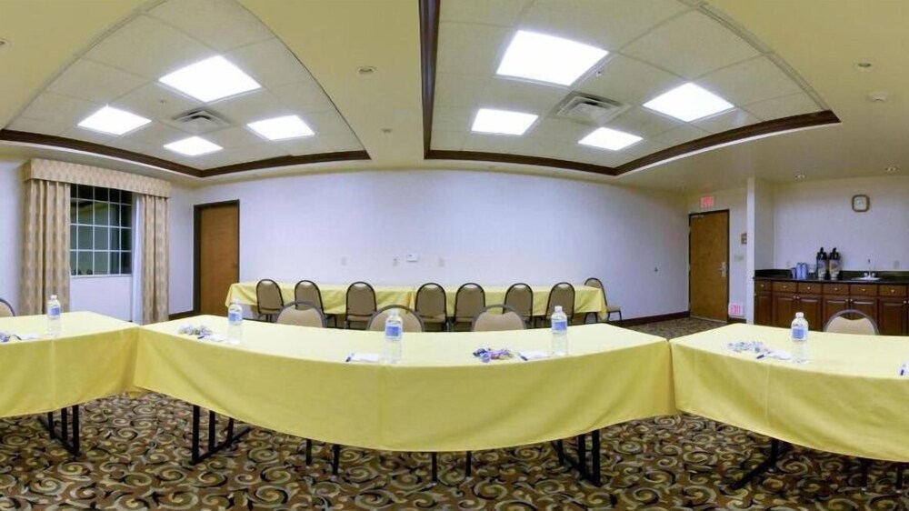 Holiday Inn Express & Suites Levelland by IHG - photo 29