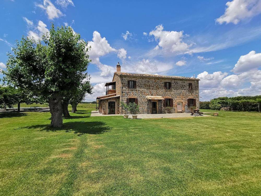 Rustic Farmhouse in Lazio — 4-Star Luxury Hotel in Castiglione In Teverina, Italy