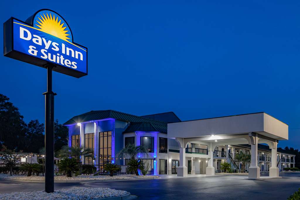 Days Inn & Suites by Wyndham Savannah Midtown - photo 4