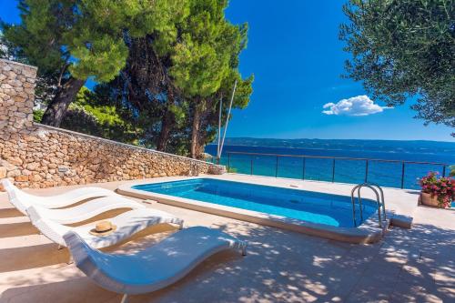 Beachfront Casa Ahoi with 2 bedrooms heated pool amazing sea views — 4-Star Luxury Hotel in Omis, Croatia