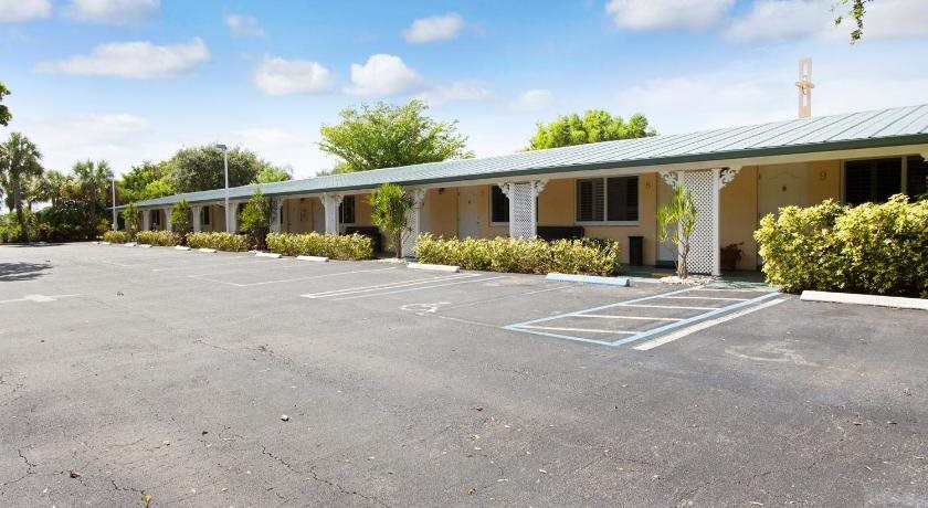 Tequesta Palms Inn - carbon neutral hotel in Tequesta