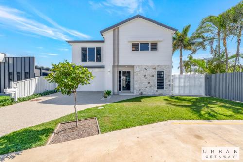 Bargara Coastal Luxe Aircon Outside Pet Sleeps 8 — Bargara